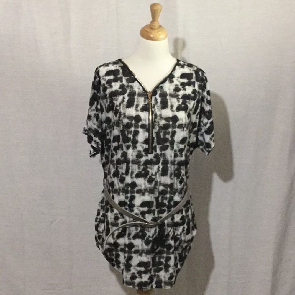 Victoria Zipper Neckline Short Sleeve Top Long